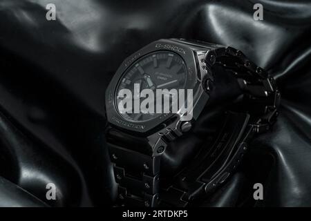 Casio G-Shock GM-2100 Aufnahme auf schwarzer Latex-Gummifolie Stockfoto