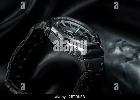 Casio G-Shock GM-2100 Aufnahme auf schwarzer Latex-Gummifolie Stockfoto