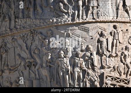 Trajansäule - Nahaufnahme mit Teilen der Szene XV und XVI - Rom, Italien. Oktober 31 2022 Stockfoto