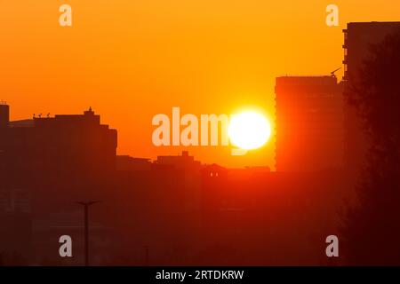 Sonnenaufgang im Stadtzentrum von Leeds Stockfoto