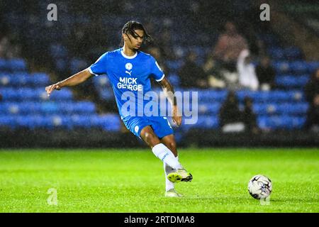 Jadel Katongo (2 Peterborough United) übergibt den Ball während des EFL-Trophy-Spiels zwischen Peterborough und Cambridge United in der London Road, Peterborough am Dienstag, den 12. September 2023. (Foto: Kevin Hodgson | MI News) Credit: MI News & Sport /Alamy Live News Stockfoto