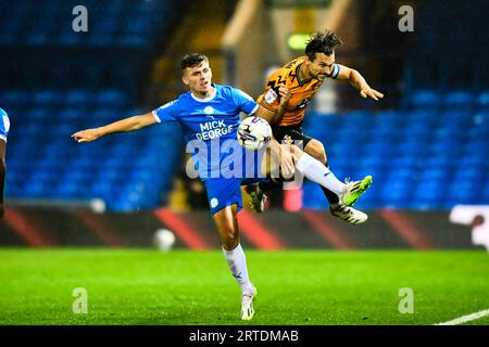 Harrison Burrows (3 Peterborough United) wurde am Dienstag, den 12. September 2023, von Harrison Dunk (11 Cambridge United) während des EFL-Trophy-Spiels zwischen Peterborough und Cambridge United in der London Road, Peterborough, herausgefordert. (Foto: Kevin Hodgson | MI News) Credit: MI News & Sport /Alamy Live News Stockfoto