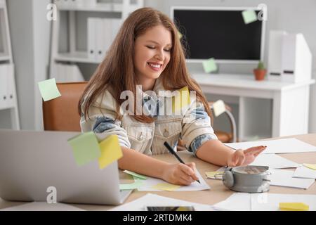 Junge Geschäftsfrau, die unter der Frist im Amt arbeitet Stockfoto