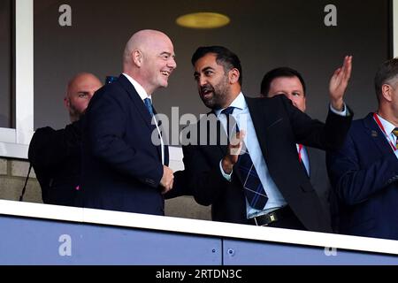 Humza Yousaf, erster Minister Schottlands, mit dem FIFA-Präsidenten Gianni Infantino (links) auf den Tribünen während des internationalen Freundschaftsspiels zum 150. Jahrestag der Weltkulturerbe im Hampden Park, Glasgow. Bilddatum: Dienstag, 12. September 2023. Stockfoto