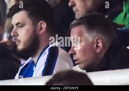 Manager Darren Ferguson (Manager Peterborough United) beobachtet aus der Zeit während des EFL Trophy-Spiels zwischen Peterborough und Cambridge United in der London Road, Peterborough am Dienstag, den 12. September 2023. (Foto: Kevin Hodgson | MI News) Credit: MI News & Sport /Alamy Live News Stockfoto