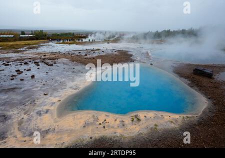 Haukadalur Valley, Island. Blaue geothermische Wasserbecken am Strokkur-Geysir im Haukadalur-Tal, Island. Stockfoto