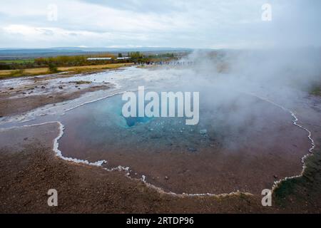 Haukadalur Valley, Island. Blaue geothermische Wasserbecken am Strokkur-Geysir im Haukadalur-Tal, Island. Stockfoto