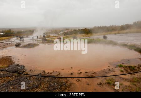 Haukadalur Valley, Island. Blaue geothermische Wasserbecken am Strokkur-Geysir im Haukadalur-Tal, Island. Stockfoto