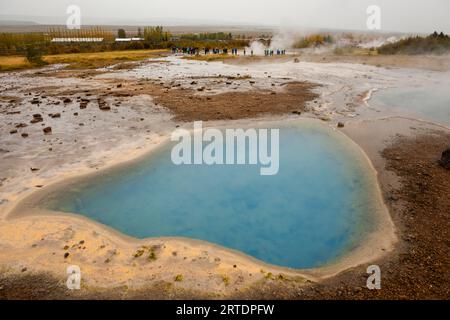 Haukadalur Valley, Island. Blaue geothermische Wasserbecken am Strokkur-Geysir im Haukadalur-Tal, Island. Stockfoto