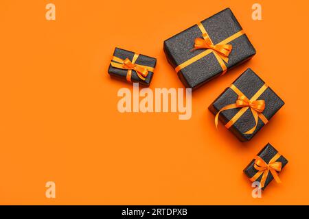 Set mit Geschenkboxen für Halloween-Feierlichkeiten auf farbigem Hintergrund Stockfoto
