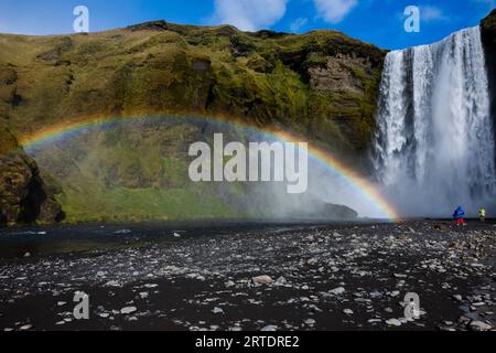 Island. Ein Regenbogen über dem Skogafoss-Wasserfall in Skogar, Südisland. Stockfoto