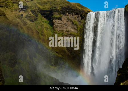 Island. Ein Regenbogen über dem Skogafoss-Wasserfall in Skogar, Südisland. Stockfoto