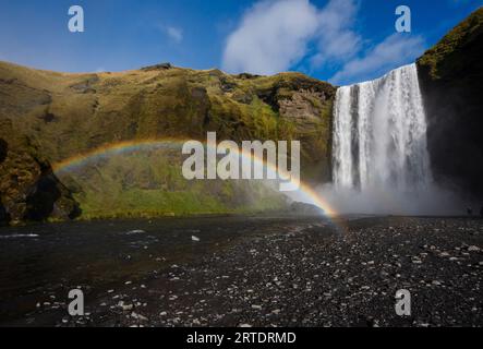 Island. Ein Regenbogen über dem Skogafoss-Wasserfall in Skogar, Südisland. Stockfoto