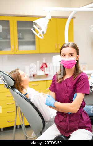 Porträt einer Zahnärztin in der Gesichtsmaske am Arbeitsplatz in der Klinik. Stockfoto