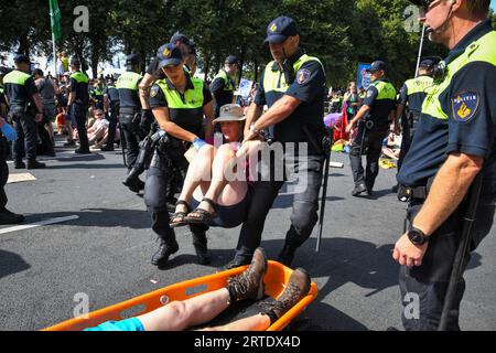 Den Haag, Niederlande, 10. september 2023. Aktivisten der Extinction Rebellion protestierten, indem sie die Autobahn A12 erneut blockierten. Ein Watercannon wurde eingesetzt und die Polizei entfernte und verhaftete Hunderte von Menschen.die Demonstranten wollen jeden Tag zurückkehren, um die Straße zu blockieren Stockfoto