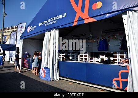 Marseille, Frankreich. September 2023. Blick auf den offiziellen Laden des Rugby World Cup Village in Marseille. Rugby World Cup Village in Marseille, Frankreich. (Foto: Gerard Bottino/SOPA Images/SIPA USA) Credit: SIPA USA/Alamy Live News Stockfoto