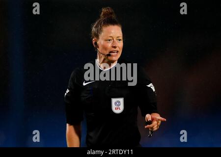 12. September 2023; Weston Homes Stadium, Peterborough, Cambridgeshire, England; EFL Trophy Football, Peterborough United gegen Cambridge United; Schiedsrichterin Kirsty Dowle Stockfoto