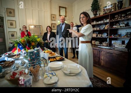 Austin, USA. September 2023. Annalena Baerbock (Bündnis 90/die Grünen, r), Außenministerin, zeigt während ihres Besuchs in der Heimat der Deutsch-Texas Heritage Society. Baerbock bleibt während ihrer US-amerikanischen Reise in Texas und Washington, bevor sie für die nachfolgende UN-Generalversammlung nach New York reist. Quelle: Michael Kappeler/dpa/Alamy Live News Stockfoto