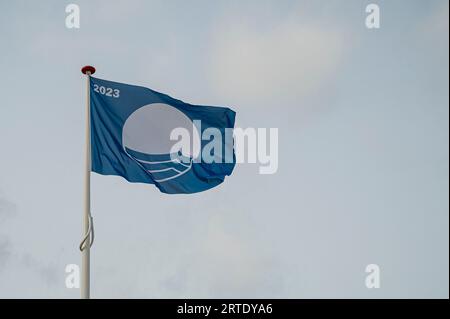 Das Logo der blauen Flagge steht für hohe Umwelt- und Wasserqualitätsstandards, Dänemark, 3. September 2023 Stockfoto