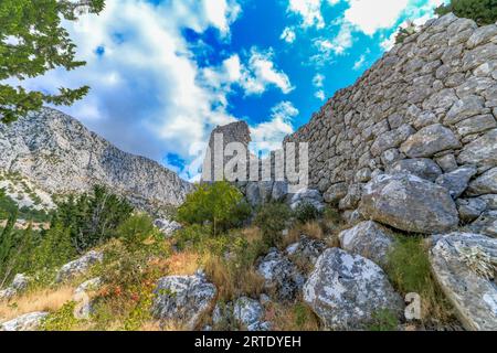 Ruinen der Gradina-Festung auf dem Berg Drvenik Biokovo in Kroatien Stockfoto