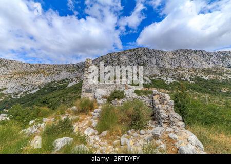 Ruinen der Gradina-Festung auf dem Berg Drvenik Biokovo in Kroatien Stockfoto