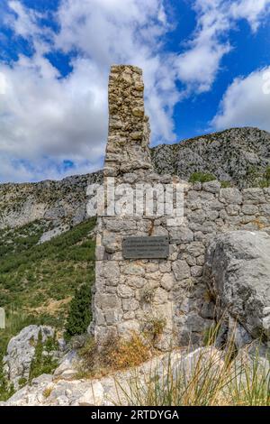 Ruinen der Gradina-Festung auf dem Berg Drvenik Biokovo in Kroatien Stockfoto