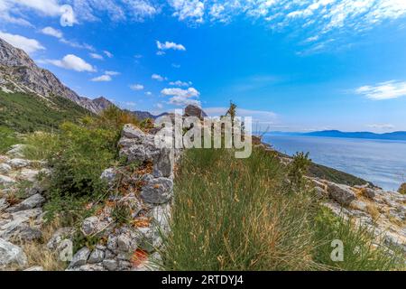 Wandern in den Bergen Biokovo Bergsteigen Drvenik Attraktionen in Kroatien Stockfoto