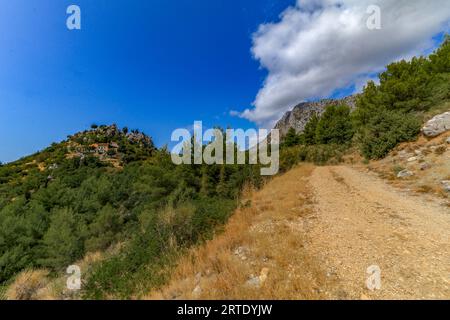 Wandern in den Bergen Biokovo Bergsteigen Drvenik Attraktionen in Kroatien Stockfoto