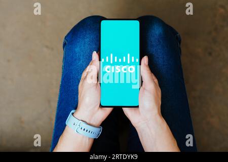 In dieser Abbildung wird das Cisco Systems-Logo auf einem Smartphone-Bildschirm angezeigt. Stockfoto