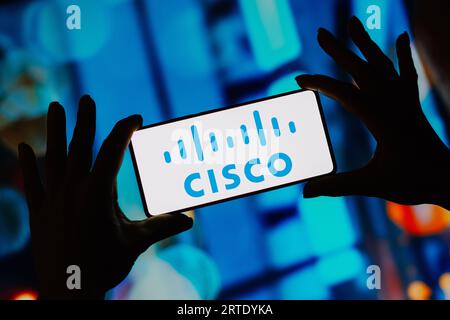 In dieser Abbildung wird das Cisco Systems-Logo auf einem Smartphone-Bildschirm angezeigt. Stockfoto