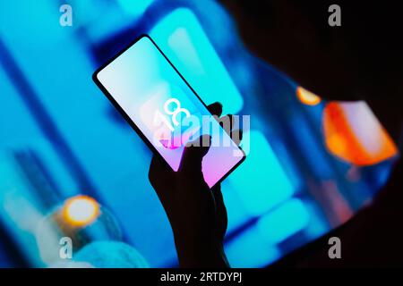 In dieser Abbildung wird das iOS 18-Logo auf einem Smartphone-Bildschirm angezeigt. Stockfoto