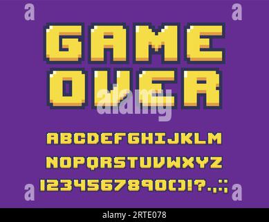 8-Bit-Spielschriftart oder -Schrift mit Buchstaben, Zahlen, Ziffern und Symbolen. Vektoralphabet, Satzzeichen auf violettem Hintergrund. Gelbe abc-Großbuchstaben, pixelisierte Schilder im Retro-Stil isoliert Stock Vektor