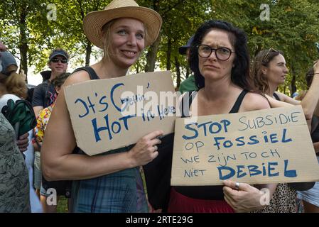 Den Haag, Südholland, Niederlande. September 2023. Klimaaktivisten halten Plakate, die ihre Meinung während der gewaltfreien Sitzdemonstration auf der Utrechtsebaan zum Ausdruck bringen. Die Extinction Rebellion organisierte heute Nachmittag eine Blockade auf der Autobahn A12 in den Haag, trotz eines Verbots der Gemeinde. Der sogenannte˜Froschstrahl des deutschen Wasserkanons wurde verwendet, um die Demonstranten während ihres Sitzes zu zerstreuen; dies hatte nur wenig Wirkung, da die meisten auf ein solches Ereignis vorbereitet waren. Nach Angaben des Organisators Extinction Rebellion nahmen etwa 25.000 Menschen an den Protesten Teil. (Dankeschön Ima Stockfoto