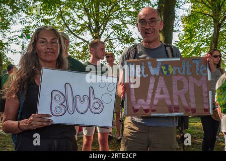 Den Haag, Südholland, Niederlande. September 2023. Klimaaktivisten halten Plakate, die ihre Meinung während der gewaltfreien Sitzdemonstration auf der Utrechtsebaan zum Ausdruck bringen. Die Extinction Rebellion organisierte heute Nachmittag eine Blockade auf der Autobahn A12 in den Haag, trotz eines Verbots der Gemeinde. Der sogenannte˜Froschstrahl des deutschen Wasserkanons wurde verwendet, um die Demonstranten während ihres Sitzes zu zerstreuen; dies hatte nur wenig Wirkung, da die meisten auf ein solches Ereignis vorbereitet waren. Nach Angaben des Organisators Extinction Rebellion nahmen etwa 25.000 Menschen an den Protesten Teil. (Dankeschön Ima Stockfoto