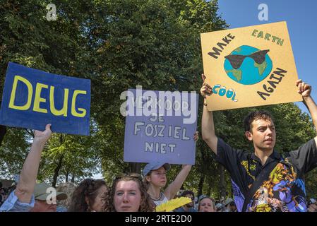 Den Haag, Südholland, Niederlande. September 2023. Klimaaktivisten halten Plakate, die ihre Meinung während der gewaltfreien Sitzdemonstration auf der Utrechtsebaan zum Ausdruck bringen. Die Extinction Rebellion organisierte heute Nachmittag eine Blockade auf der Autobahn A12 in den Haag, trotz eines Verbots der Gemeinde. Der sogenannte˜Froschstrahl des deutschen Wasserkanons wurde verwendet, um die Demonstranten während ihres Sitzes zu zerstreuen; dies hatte nur wenig Wirkung, da die meisten auf ein solches Ereignis vorbereitet waren. Nach Angaben des Organisators Extinction Rebellion nahmen etwa 25.000 Menschen an den Protesten Teil. (Dankeschön Ima Stockfoto