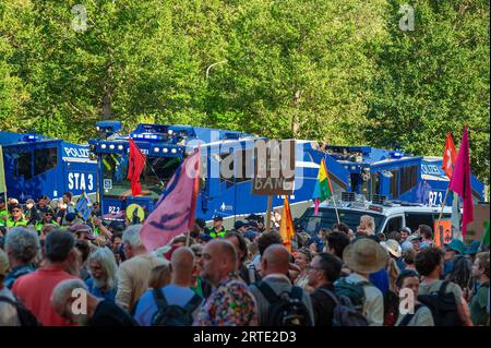 Den Haag, Südholland, Niederlande. September 2023. Die von Deutschland gebaute Wasserkanone˜Froschjet wird verwendet, um die Demonstranten während der gewaltlosen Sitzdemonstration auf der Utrechtsebaan zu zerstreuen. Die Extinction Rebellion organisierte heute Nachmittag eine Blockade auf der Autobahn A12 in den Haag, trotz eines Verbots der Gemeinde. Der sogenannte˜Froschstrahl des deutschen Wasserkanons wurde verwendet, um die Demonstranten während ihres Sitzes zu zerstreuen; dies hatte nur wenig Wirkung, da die meisten auf ein solches Ereignis vorbereitet waren. Laut Veranstalter Extinction Rebellion besuchten rund 25.000 Menschen die TZ Stockfoto