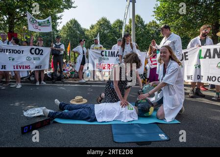 Den Haag, Südholland, Niederlande. September 2023. Wissenschaftler Rebellion hielt Plakate, die ihre Meinung während der gewaltfreien Sitzdemonstration auf dem Utrechtsebaan ausdrücken. Die Extinction Rebellion organisierte heute Nachmittag eine Blockade auf der Autobahn A12 in den Haag, trotz eines Verbots der Gemeinde. Der sogenannte˜Froschstrahl des deutschen Wasserkanons wurde verwendet, um die Demonstranten während ihres Sitzes zu zerstreuen; dies hatte nur wenig Wirkung, da die meisten auf ein solches Ereignis vorbereitet waren. Nach Angaben des Organisators Extinction Rebellion nahmen etwa 25.000 Menschen an den Protesten Teil. (Gutschrift I Stockfoto