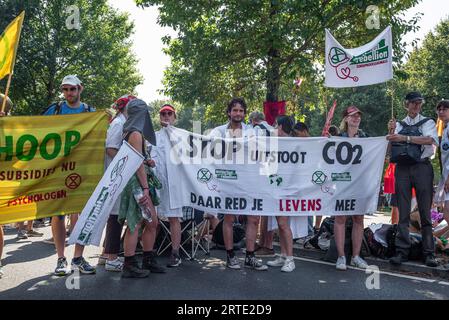 Den Haag, Südholland, Niederlande. September 2023. Aktivisten der Extinction Rebellion halten während der gewaltfreien Demonstration auf dem Utrechtsebaan Banner, die ihre Meinung zum Ausdruck bringen. Die Extinction Rebellion organisierte heute Nachmittag eine Blockade auf der Autobahn A12 in den Haag, trotz eines Verbots der Gemeinde. Der sogenannte˜Froschstrahl des deutschen Wasserkanons wurde verwendet, um die Demonstranten während ihres Sitzes zu zerstreuen; dies hatte nur wenig Wirkung, da die meisten auf ein solches Ereignis vorbereitet waren. Nach Angaben des Organisators Extinction Rebellion nahmen etwa 25.000 Menschen an den Protesten Teil Stockfoto