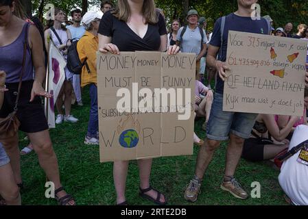 Den Haag, Südholland, Niederlande. September 2023. Klimaaktivisten halten Plakate, die ihre Meinung während der gewaltfreien Sitzdemonstration auf der Utrechtsebaan zum Ausdruck bringen. Die Extinction Rebellion organisierte heute Nachmittag eine Blockade auf der Autobahn A12 in den Haag, trotz eines Verbots der Gemeinde. Der sogenannte˜Froschstrahl des deutschen Wasserkanons wurde verwendet, um die Demonstranten während ihres Sitzes zu zerstreuen; dies hatte nur wenig Wirkung, da die meisten auf ein solches Ereignis vorbereitet waren. Nach Angaben des Organisators Extinction Rebellion nahmen etwa 25.000 Menschen an den Protesten Teil. (Dankeschön Ima Stockfoto