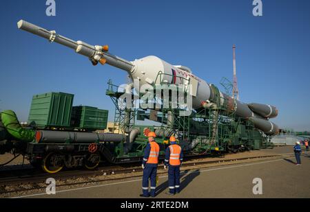 Baikonur, Kasachstan. September 2023. Die russische Sojus-MS-24-Raumsonde und die Startrakete werden während des Ausbaus zur Startplattform 31 am Baikonur-Kosmodrom am 12. September 2023 in Baikonur, Kasachstan, per Zug transportiert. Die 70 Astronaut Loral O’Hara von der NASA und die Kosmonauten Oleg Kononenko und Nikolai Chub von Roscosmos starten am 15. September zum Umlauflabor. Quelle: Bill Ingalls/NASA/Alamy Live News Stockfoto