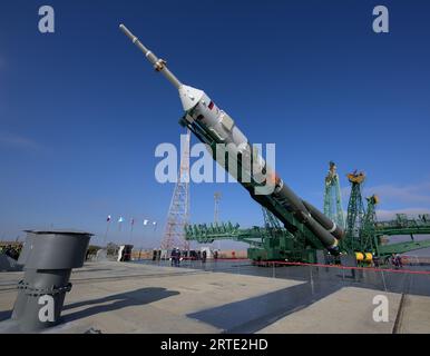 Baikonur, Kasachstan. September 2023. Die russische Sojus-MS-24-Raumsonde und die Boosterrakete werden nach dem Start auf der Startplattform 31 des Baikonur-Kosmodroms am 12. September 2023 in Baikonur, Kasachstan, in senkrechte Position gebracht. Die 70 Astronaut Loral O’Hara von der NASA und die Kosmonauten Oleg Kononenko und Nikolai Chub von Roscosmos starten am 15. September zum Umlauflabor. Quelle: Bill Ingalls/NASA/Alamy Live News Stockfoto