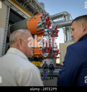 Baikonur, Kasachstan. September 2023. Die russische Sojus-MS-24-Raumsonde und die Startrakete werden während des Ausbaus zur Startplattform 31 am Baikonur-Kosmodrom am 12. September 2023 in Baikonur, Kasachstan, per Zug transportiert. Die 70 Astronaut Loral O’Hara von der NASA und die Kosmonauten Oleg Kononenko und Nikolai Chub von Roscosmos starten am 15. September zum Umlauflabor. Quelle: Bill Ingalls/NASA/Alamy Live News Stockfoto