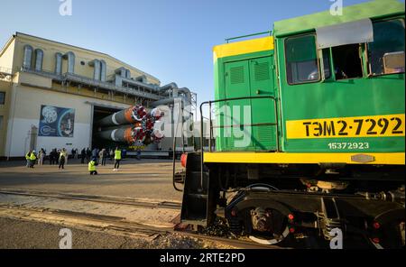 Baikonur, Kasachstan. September 2023. Die russische Sojus-MS-24-Raumsonde und die Startrakete werden während des Ausbaus zur Startplattform 31 am Baikonur-Kosmodrom am 12. September 2023 in Baikonur, Kasachstan, per Zug transportiert. Die 70 Astronaut Loral O’Hara von der NASA und die Kosmonauten Oleg Kononenko und Nikolai Chub von Roscosmos starten am 15. September zum Umlauflabor. Quelle: Bill Ingalls/NASA/Alamy Live News Stockfoto