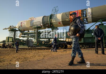 Baikonur, Kasachstan. September 2023. Die russische Sojus-MS-24-Raumsonde und die Startrakete werden während des Ausbaus zur Startplattform 31 am Baikonur-Kosmodrom am 12. September 2023 in Baikonur, Kasachstan, per Zug transportiert. Die 70 Astronaut Loral O’Hara von der NASA und die Kosmonauten Oleg Kononenko und Nikolai Chub von Roscosmos starten am 15. September zum Umlauflabor. Quelle: Bill Ingalls/NASA/Alamy Live News Stockfoto