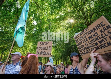 Den Haag, Südholland, Niederlande. September 2023. Aktivisten halten Plakate, Fahnen und Banner während der gewaltfreien Sitzdemonstration auf der Utrechtsebaan. Die Extinction Rebellion organisierte heute Nachmittag eine Blockade auf der Autobahn A12 in den Haag, trotz eines Verbots der Gemeinde. Der sogenannte˜Froschstrahl des deutschen Wasserkanons wurde verwendet, um die Demonstranten während ihres Sitzes zu zerstreuen; dies hatte nur wenig Wirkung, da die meisten auf ein solches Ereignis vorbereitet waren. Nach Angaben des Organisators Extinction Rebellion nahmen etwa 25.000 Menschen an den Protesten Teil. (Bild: © Charles Stockfoto