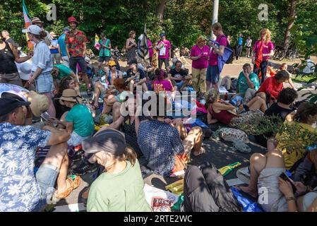 Den Haag, Südholland, Niederlande. September 2023. Aktivisten der Extinction Rebellion, die während der gewaltfreien Sitzdemonstration auf dem Utrechtsebaan gesehen wurden. Die Extinction Rebellion organisierte heute Nachmittag eine Blockade auf der Autobahn A12 in den Haag, trotz eines Verbots der Gemeinde. Der sogenannte˜Froschstrahl des deutschen Wasserkanons wurde verwendet, um die Demonstranten während ihres Sitzes zu zerstreuen; dies hatte nur wenig Wirkung, da die meisten auf ein solches Ereignis vorbereitet waren. Nach Angaben des Organisators Extinction Rebellion nahmen etwa 25.000 Menschen an den Protesten Teil. (Bild: © Charles M. Vell Stockfoto