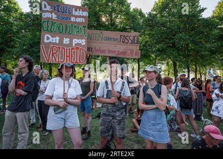 Den Haag, Südholland, Niederlande. September 2023. Klimaaktivisten halten Plakate, die ihre Meinung während der gewaltfreien Sitzdemonstration auf der Utrechtsebaan zum Ausdruck bringen. Die Extinction Rebellion organisierte heute Nachmittag eine Blockade auf der Autobahn A12 in den Haag, trotz eines Verbots der Gemeinde. Der sogenannte˜Froschstrahl des deutschen Wasserkanons wurde verwendet, um die Demonstranten während ihres Sitzes zu zerstreuen; dies hatte nur wenig Wirkung, da die meisten auf ein solches Ereignis vorbereitet waren. Nach Angaben des Organisators Extinction Rebellion nahmen etwa 25.000 Menschen an den Protesten Teil. (Dankeschön Ima Stockfoto