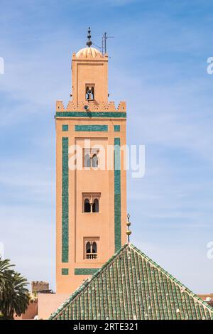 Nordafrika, Marokko, Marrakesch. Minarett der Ben Youssef Madrasa in Marrakesch. Stockfoto