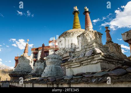 Nahaufnahme der Stupas mit dem Gebäudekomplex auf dem Gipfel eines tibetischen Buddhismus, Kloster in Ladakh; Ladakh, Jammu und Kaschmir, Indien Stockfoto