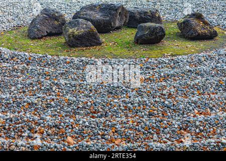 Zen-Steinskulptur im Steingarten der VanDusen Gardens in Vancouver, Kanada Stockfoto